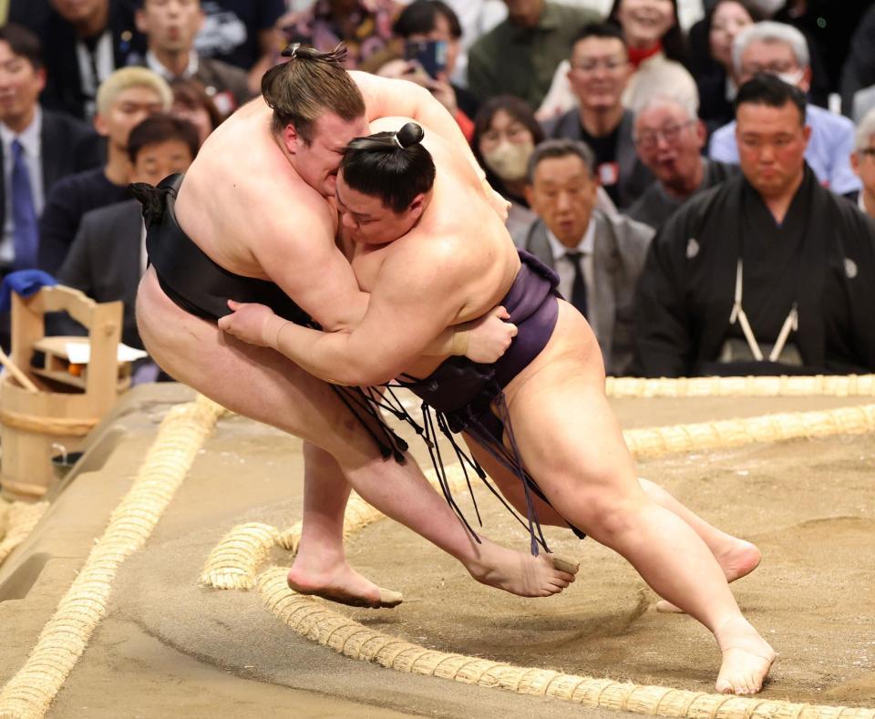 安青錦（左）を寄り倒しで破る義ノ富士（撮影・中田匡峻）