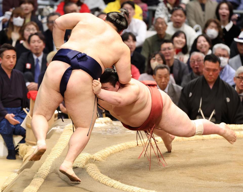 大の里（左）を寄り切りで破る熱海富士（撮影・中田匡峻）