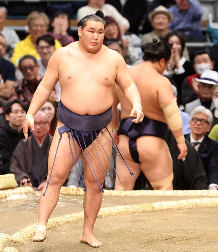 若隆景（奥）を送り出しで下した豊昇龍（撮影・中田匡峻）