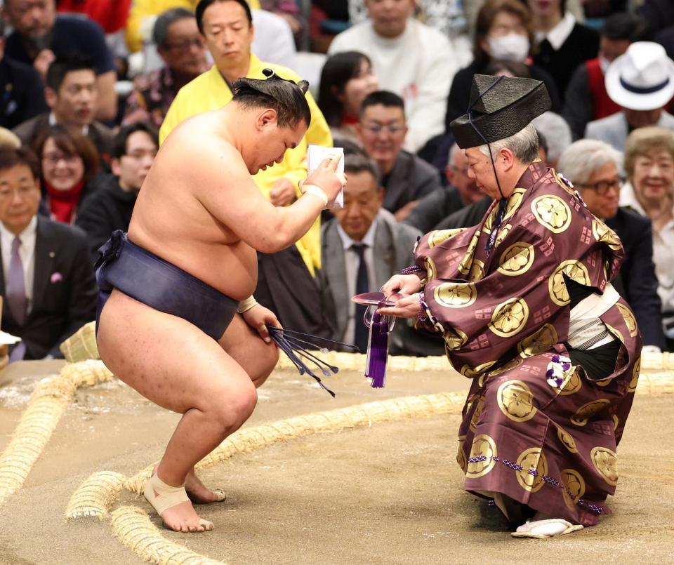 若隆景を送り出しで下し、懸賞金を受け取る豊昇龍（左）＝撮影・中田匡峻