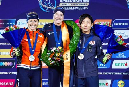 　スピードスケート世界選手権の女子オールラウンド部門で総合３位になった高木美帆（右）＝８日、オランダ・ヘーレンフェイン（共同）