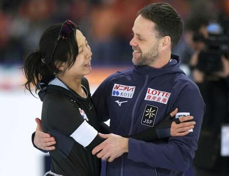 　最終レースを終え、デビットコーチと抱き合う（ＡＰ＝共同）