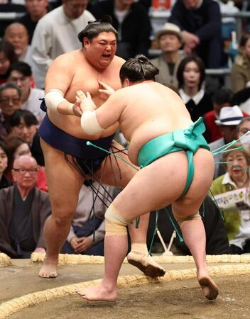 一山本（手前）に押し出しで敗れる阿炎＝３月９日