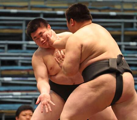 跳乃山（右）の攻めをこらえる中沢（撮影・中田匡峻）