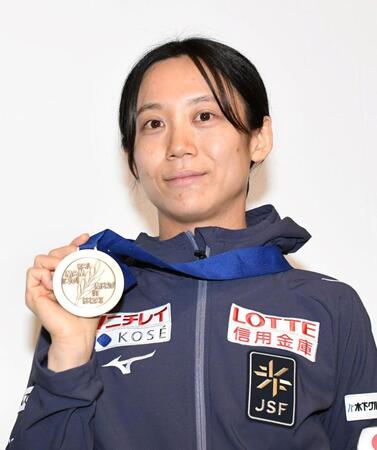 晴れやかな表情でメダルを手にする高木美帆（撮影・佐藤厚）