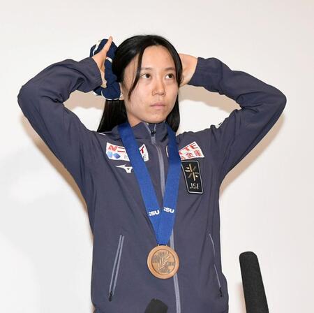 髪の毛をまとめて会見に臨む高木美帆（撮影・佐藤厚）