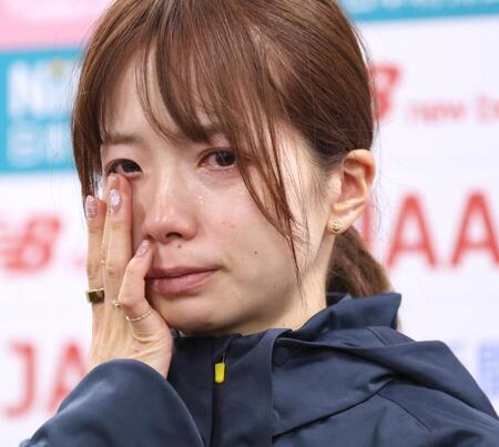 　記者会見で涙を流す佐藤早也伽＝８日