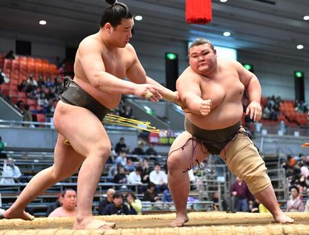 天狼星（左）を攻める岡田＝エディオンアリーナ大阪（撮影・中田匡峻）