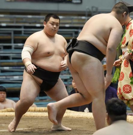 　前相撲で白星発進した川副（左）＝エディオンアリーナ大阪