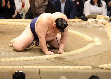 藤ノ川に引き落としで敗れ、初日から３連敗の大の里（撮影・中田匡峻）