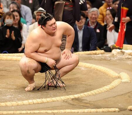 藤ノ川に引き落としで敗れ、初日から３連敗の大の里（撮影・中田匡峻）