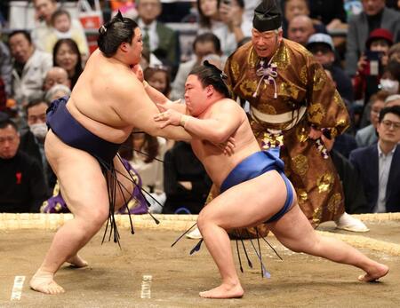 大の里（左）を攻める藤ノ川（撮影・中田匡峻）
