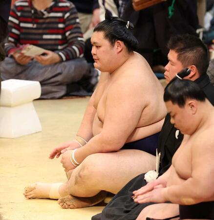 藤ノ川に引き落としで敗れ、初日から３連敗となった大の里は呆然とする（撮影・中田匡峻）