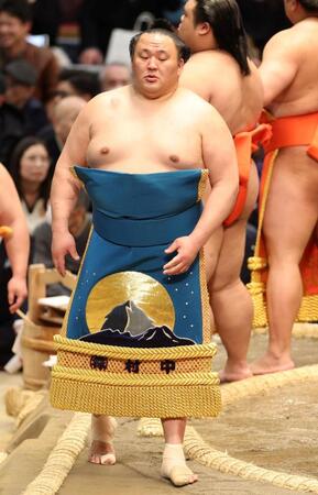 土俵入りを行う玉鷲（撮影・中田匡峻）