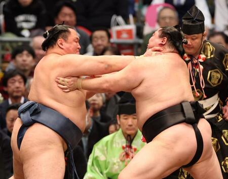 正代（右）を攻めきれない玉鷲（撮影・中田匡峻）