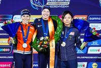 　スピードスケート世界選手権の女子オールラウンド部門で総合３位になった高木美帆（右）＝８日、オランダ・ヘーレンフェイン（共同）