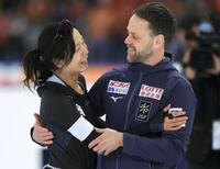 　最終レースを終え、デビットコーチと抱き合う（ＡＰ＝共同）