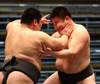 跳乃山（左）の攻めをこらえる中沢（撮影・中田匡峻）