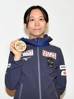 晴れやかな表情でメダルを手にする高木美帆（撮影・佐藤厚）