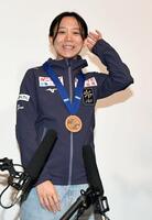 記者からの質問に笑顔で答える高木美帆（撮影・佐藤厚）