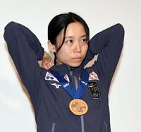 髪の毛をまとめて会見に臨む高木美帆＝成田空港（撮影・佐藤厚）