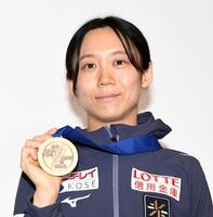 晴れやかな表情でメダルを手にする高木美帆（撮影・佐藤厚）
