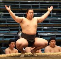 前相撲に臨む白月狼（撮影・中田匡峻）