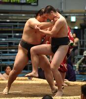 前相撲で島野（右）を破る白月狼（撮影・中田匡峻）