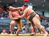 天狼星（左）を攻める岡田＝エディオンアリーナ大阪（撮影・中田匡峻）