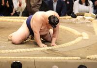 藤ノ川に引き落としで敗れ、初日から３連敗の大の里（撮影・中田匡峻）