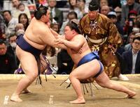 大の里（左）を攻める藤ノ川（撮影・中田匡峻）