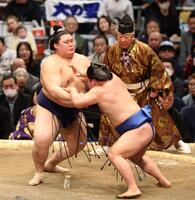 藤ノ川（右）が引いたところで前に出る大の里（撮影・中田匡峻）