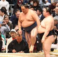 正代（右）に押し出しで敗れ、初日から３連敗となった玉鷲（撮影・中田匡峻）