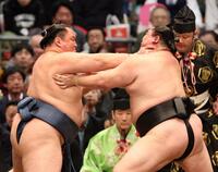 正代（右）を攻めきれない玉鷲（撮影・中田匡峻）