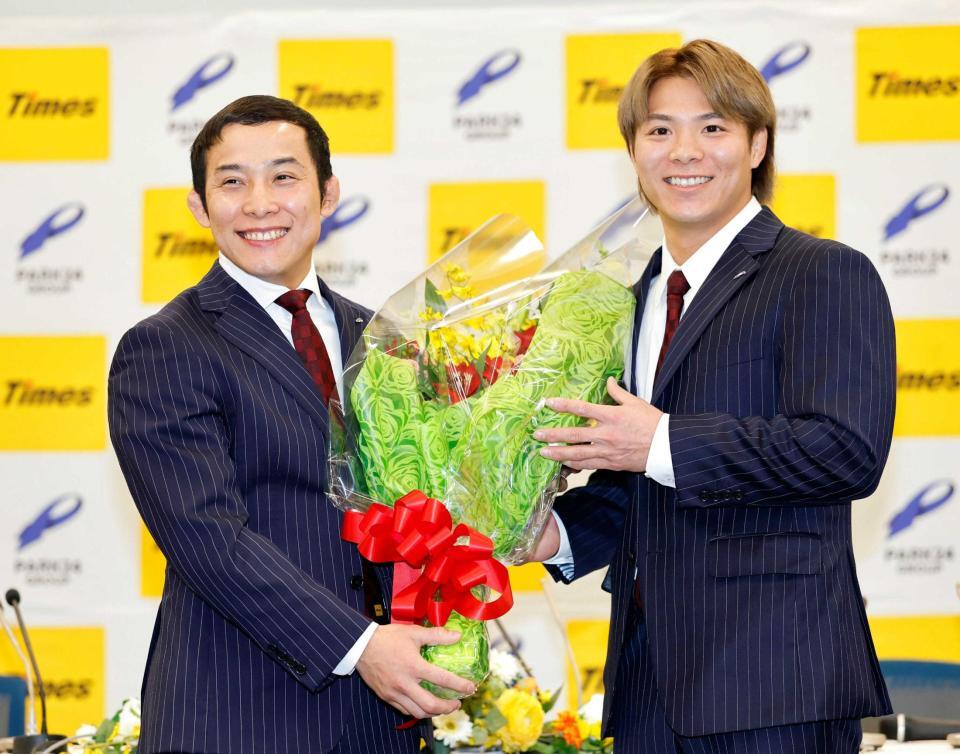 　現役引退を表明し、阿部一二三（右）から贈られた花束を手に笑顔を見せる柔道男子の高藤直寿