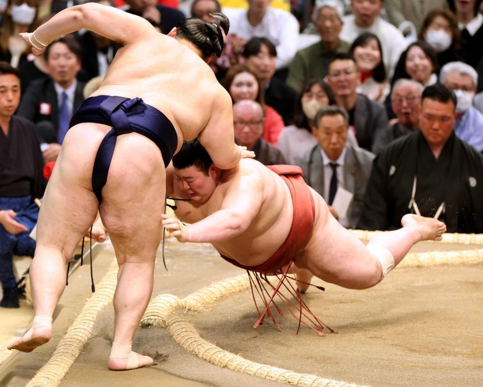 　大の里（左）を寄り切りで破る熱海富士＝エディオンアリーナ大阪（撮影・中田匡峻）