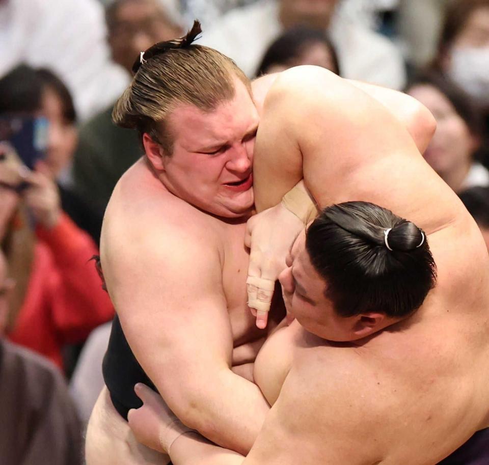 　義ノ富士（右）に攻め込まれる安青錦