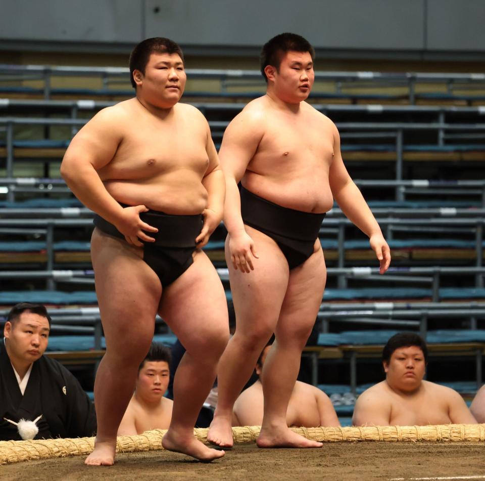 前相撲で跳乃山（左）を破った中沢（撮影・中田匡峻）