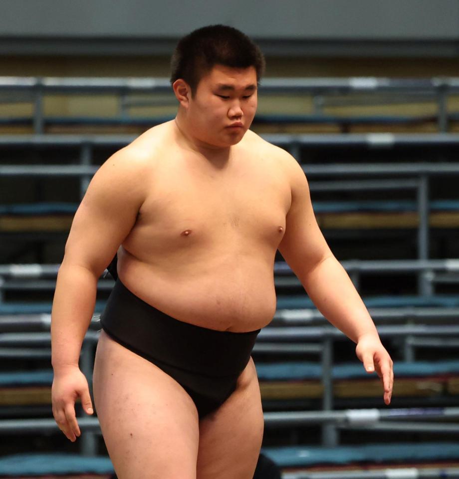 前相撲に臨む中沢（撮影・中田匡峻）