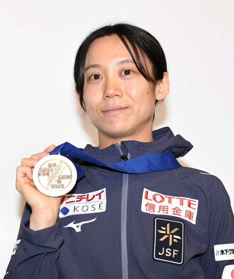 晴れやかな表情でメダルを手にする高木美帆（撮影・佐藤厚）