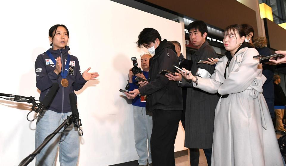 記者からの質問に答える高木美帆（撮影・佐藤厚）