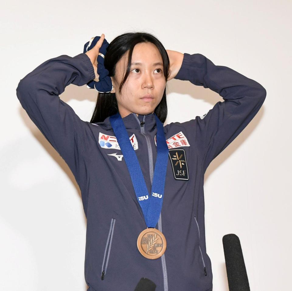 髪の毛をまとめて会見に臨む高木美帆（撮影・佐藤厚）