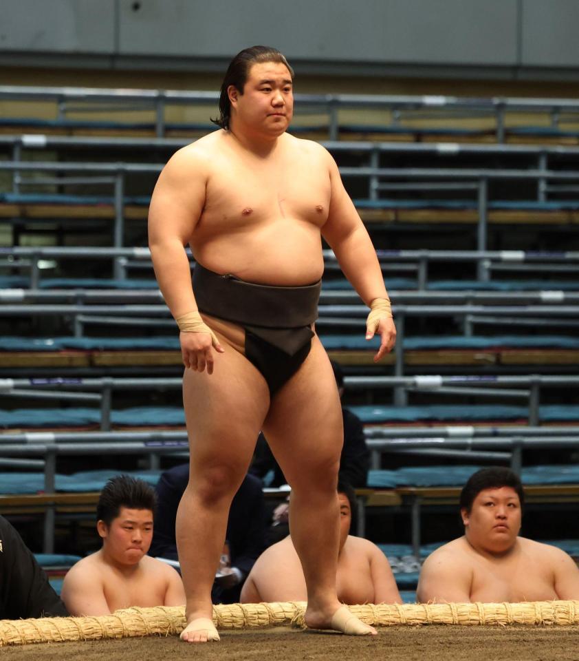 前相撲の臨む白月狼（撮影・中田匡峻）