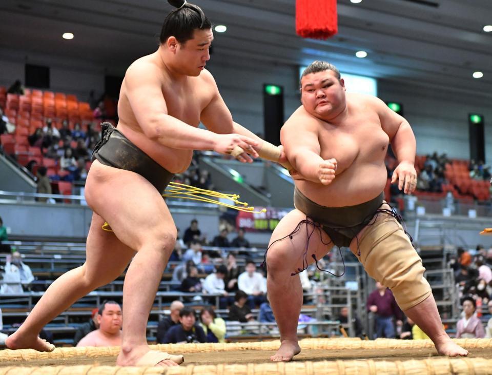 天狼星（左）を攻める岡田＝エディオンアリーナ大阪（撮影・中田匡峻）