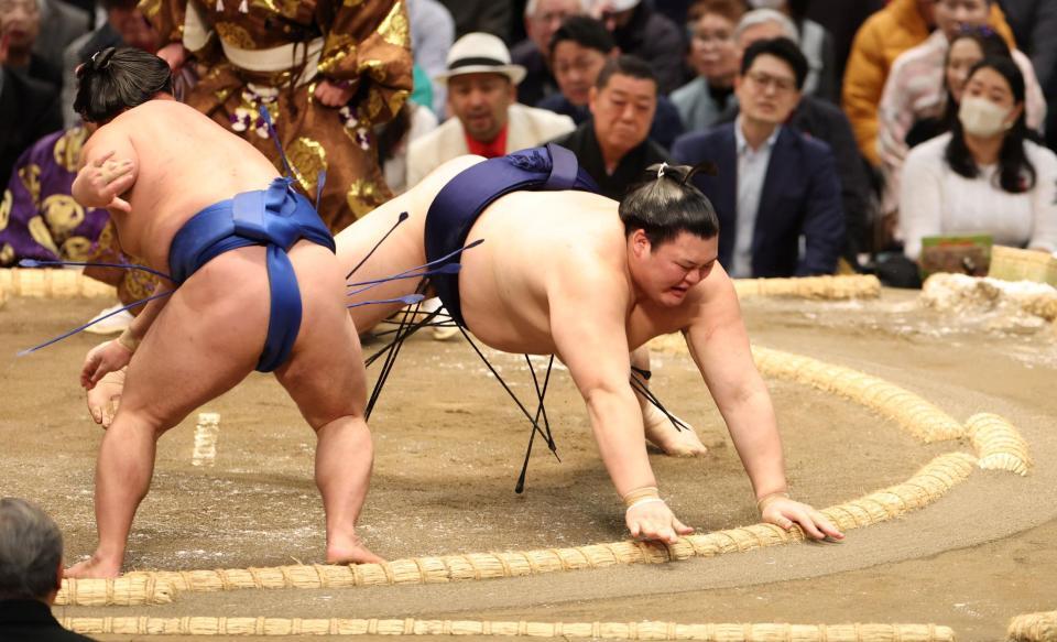 藤ノ川（左）に引き落としで敗れる大の里（撮影・中田匡峻）