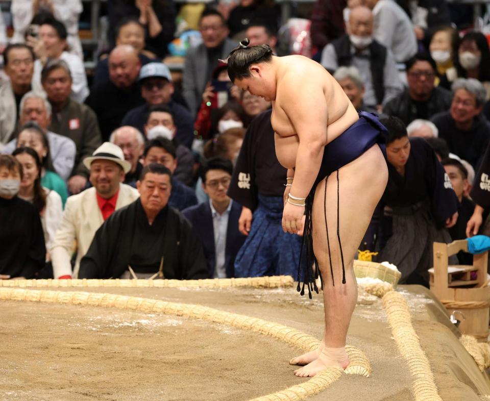 藤ノ川に引き落としで敗れ、力なく一礼する大の里（撮影・中田匡峻）