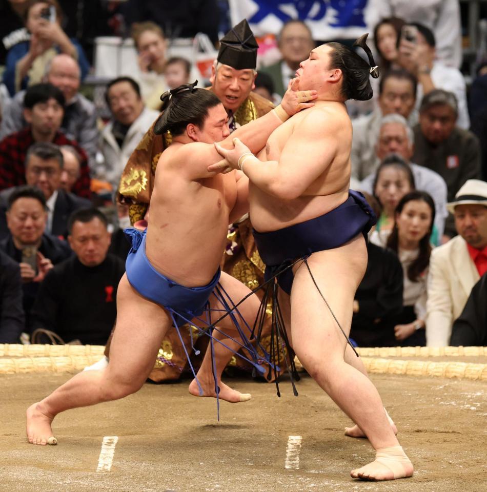 藤ノ川（左）に攻められる大の里（撮影・中田匡峻）