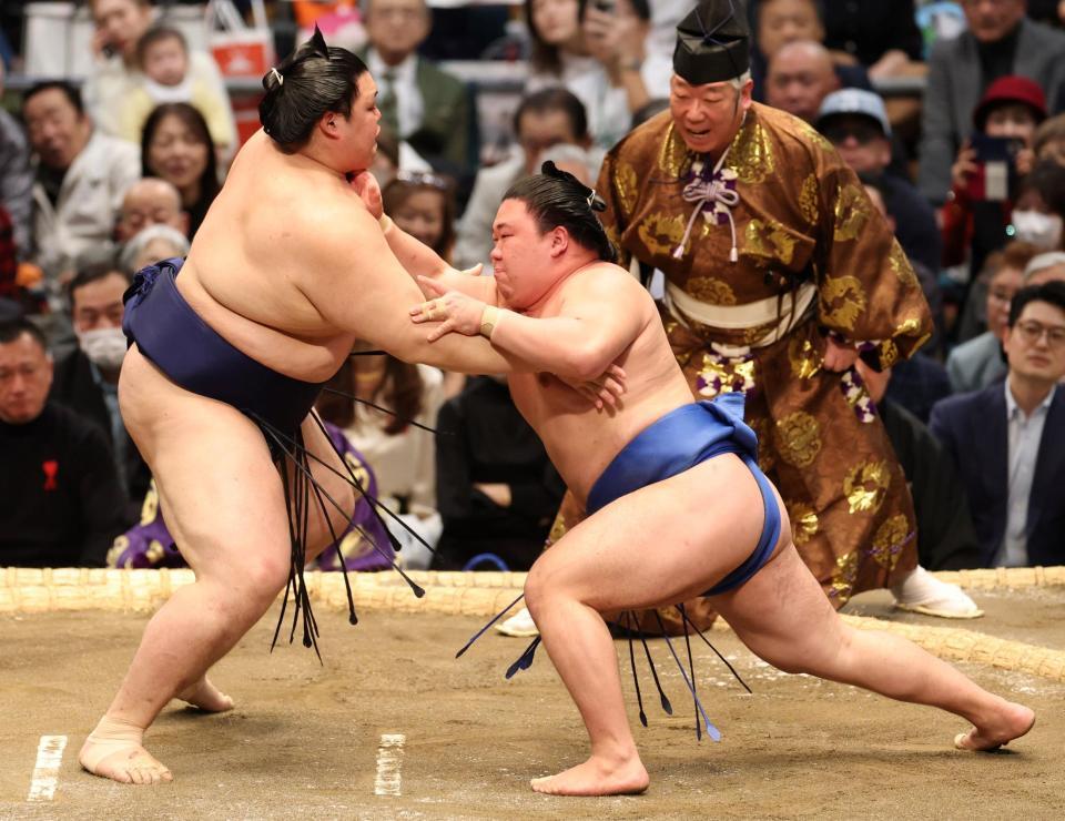 大の里（左）を攻める藤ノ川（撮影・中田匡峻）