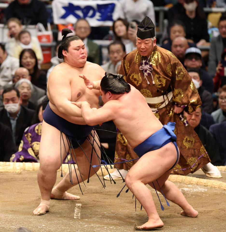 藤ノ川（右）が引いたところで前に出る大の里（撮影・中田匡峻）