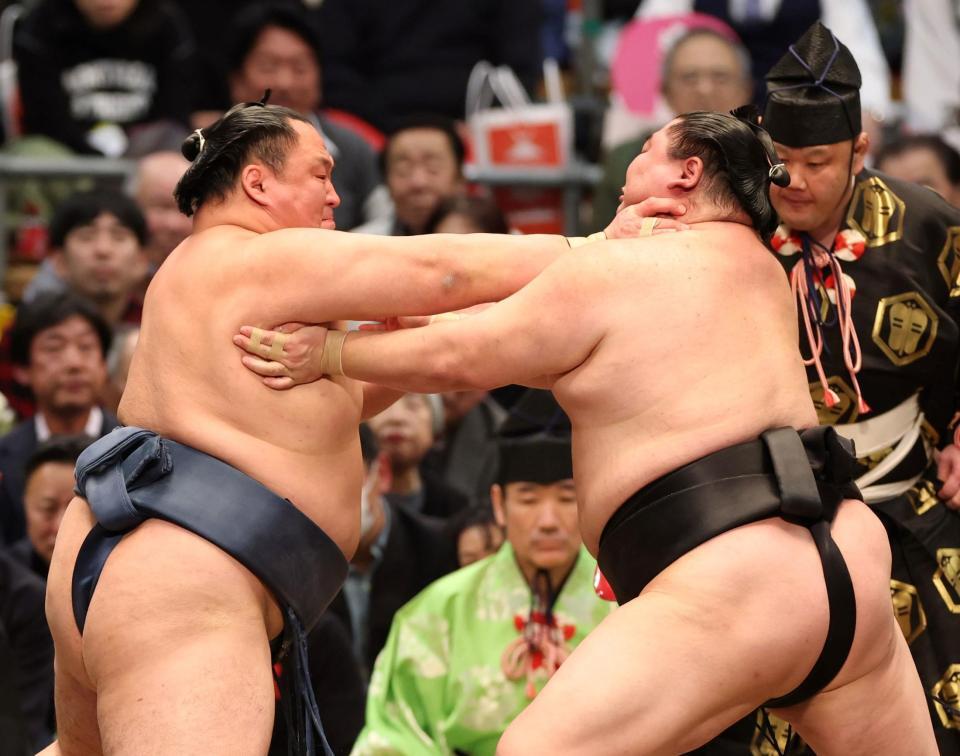 正代（右）を攻めきれない玉鷲（撮影・中田匡峻）